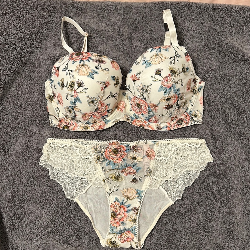 NWT Victoria’s Secret Floral Bra - 34 DDD